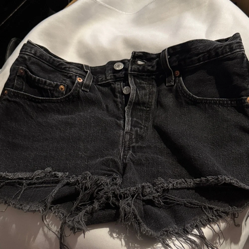 501 Levi's Black Distressed Denim Cutoff Shorts Button Fly - Picture 2 of 4